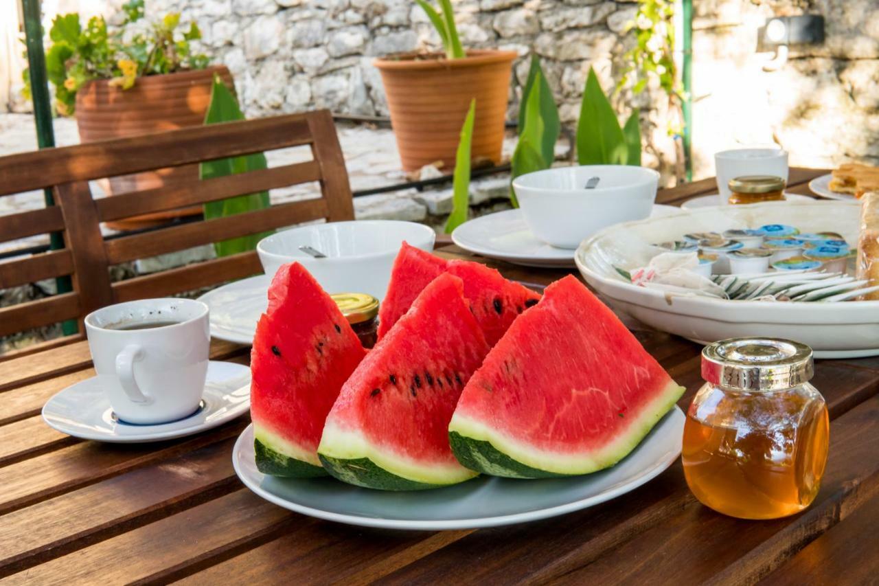 Almond Trees Cottage Divarata Exterior photo